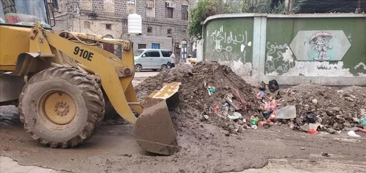 التواهي.. تواصل الجهود المكثفة لإزالة آثار السيول التي خلفها المنخفض الجوي