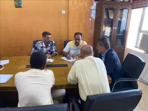 اخبار عدن – الزهري يتباحث مع مؤسسة المياه بشأن أساليب تصريف مياه الأمطار وفتح المجاري في خور مكسر