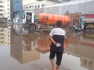 اخبار عدن – الزهري يستمر في متابعة جهود تصريف مياه الأمطار في أحياء خورمكسر