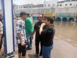 اخبار عدن – الزهري يشرف على جهود سحب مياه الأمطار في عدة مناطق وشوارع بخورمكسر