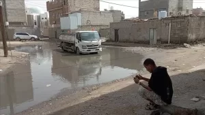 اخبار عدن – السلطات المحلية في المنصورة تعمل على تصريف مياه الأمطار من منطقة حاشد
