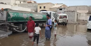 اخبار عدن – السلطات المحلية في مديرية المنصورة تبادر بخطوات سريعة لتصريف مياه الأمطار في الحي
