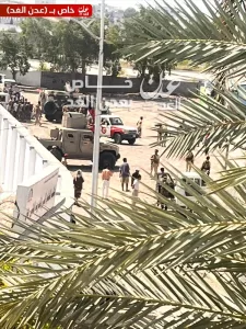 اخبار عدن – السيطرة على مبنى الجوازات في خور مكسر من قبل الشرطة العسكرية بعد مواجهات مسلحة