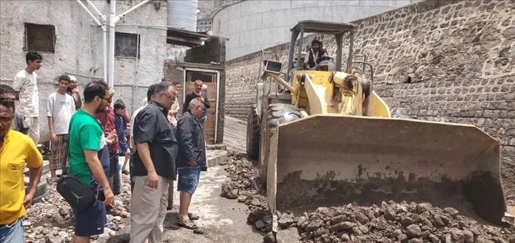 الشعبي ينفذ جولة ميدانية للتعامل مع أضرار الأمطار ورفع المياه في مديرية التواهي