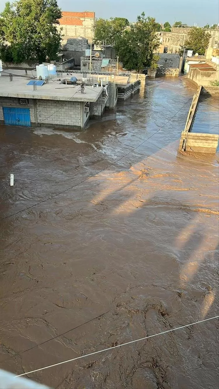 السيول القادمة من لحج تغمر منازل منطقة الحسوة بعدن
