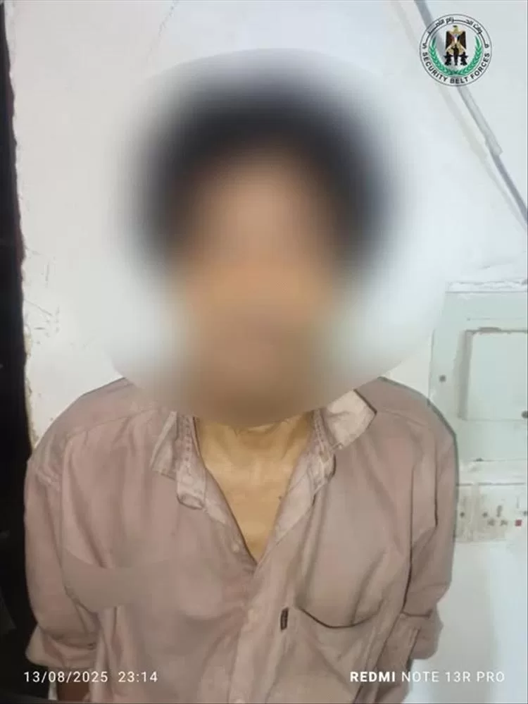 الحزام الأمني بعدن يضبط متهماً بجريمة قتل
