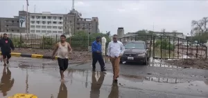 اخبار عدن – المسؤول في مديرية التواهي يزور المناطق المتضررة من تداعيات المنخفض الجوي