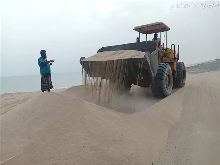 المؤسسة العامة للطرق والجسور تنفذ أعمال صيانة طارئة لتأمين الطرق المتأثرة بموسم الرياح في عدن ولحج