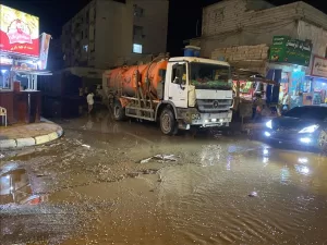 اخبار عدن – تحت إشراف الزهري.. لجنة الطوارئ في خور مكسر تواصل جهود سحب مياه الأمطار.