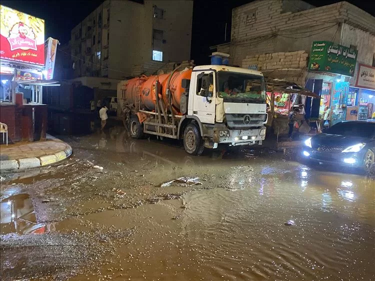 بإشراف مباشر من الزهري.. لجنة الطوارئ بخورمكسر تواصل أعمال شفط مياه الأمطار وفتح السدات