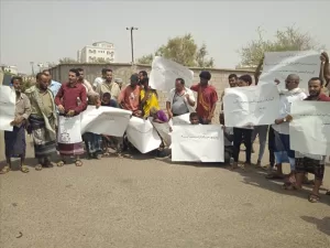 اخبار عدن – تظاهر التجار أمام مكتب النائب السنة للمدعاة بحقوقهم من شركة الاستقرار