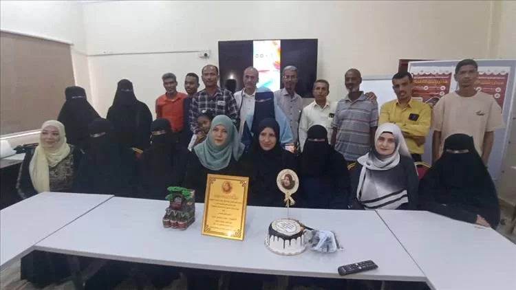 مشرفو المراكز في المخيمات الصيفية التعليمية بمديرية المعلا يكرِّمون مدير إدارة التربية والتعليم بالمعلا