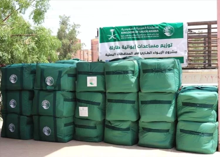 توزيع مساعدات إيوائية طارئة للمتضررين من الأمطار والسيول في عدن بدعم سعودي