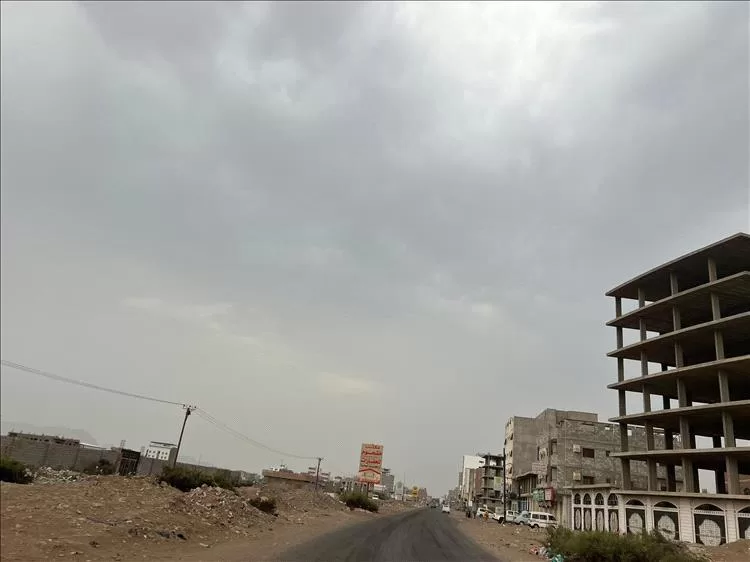 أجواء غائمة تنذر بهطول أمطار في عدن صباح الاثنين