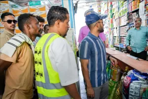 اخبار عدن – جهود مدير عام صيرة في متابعة أسعار السلع الغذائية ميدانياً