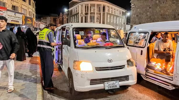 عدن.. مكتب النقل وشرطة السير في صيرة ينفذان حملة لضبط أسعار المواصلات