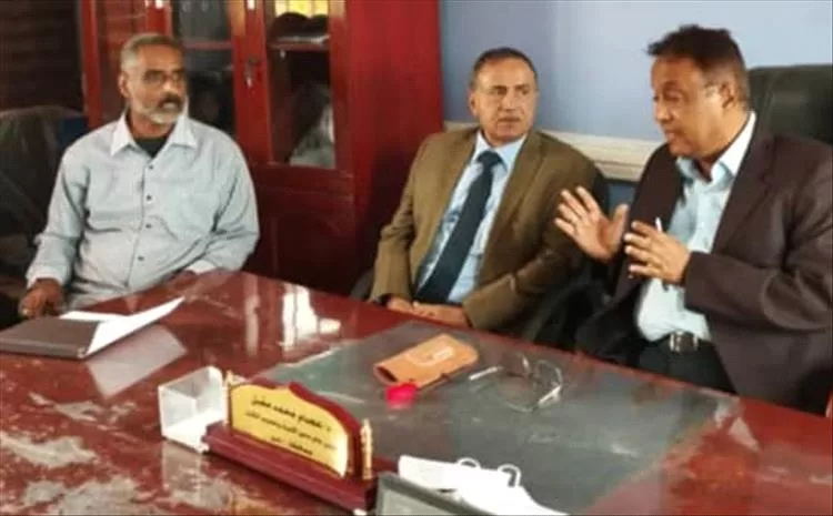 د. لصور رئيس جامعة عدن يزور مكتب محو الأمية ويشيد بجهود الدكتور المقبلي المتميزة