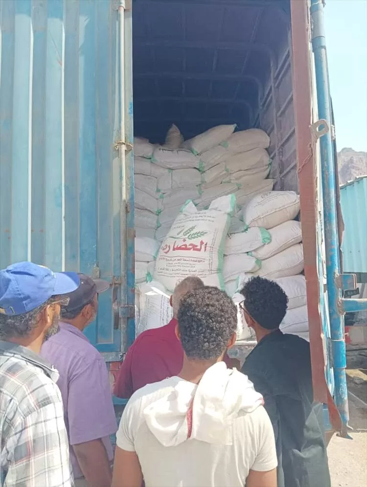 مكتب الصناعة بخور مكسر يضبط 487 كيس دقيق منتهي الصلاحية