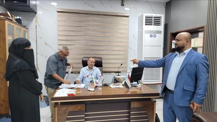 رئيس اللجنة القضائية بعدن ينفذ نزول ميداني للتأكد من مدى التزام المدارس الخاصة بخفض أسعار الرسوم