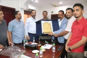 اخبار عدن – رئيس صندوق صيانة الطرق يمنح مكافأة لمبادرة تطوير طريق أبين الدولي ويعرب عن استمرار الدعم.