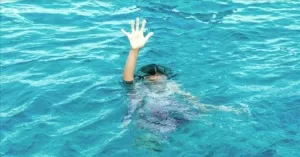 اخبار عدن – شرطة المدينة تبدأ التحقيق بعد العثور على جثة غريق في ساحل أبين