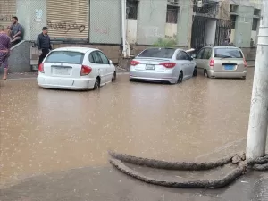 اخبار عدن – شوارع التواهي تت inundate بمياه الأمطار مع قلق من حدوث سيول قوية