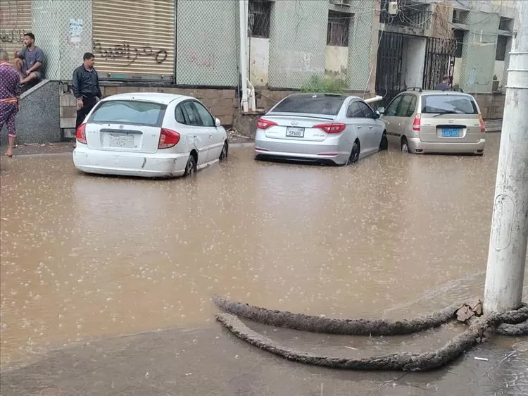 شوارع التواهي تغرق بمياه الأمطار وسط مخاوف من سيول جارفة