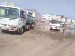 اخبار عدن – صندوق النظافة في عدن يستمر في حملته لسحب مياه الأمطار