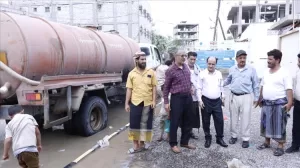 اخبار عدن – عبود ناجي يستمر لليوم الثاني في القيام بجولات ميدانية بدار سعد لمتابعة عملية سحب مياه الأمطار.