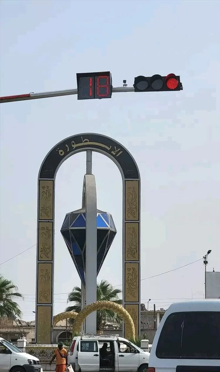 أخبار عدن - عدن تحتفي بإشارة مرور جديدة.. بداية لتنظيم شوارعها واستعادة الانضباط المروري