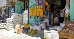 اخبار عدن – على الرغم من تحسن قيمة العملة، أسعار المنتجات ترتفع في مدينة الشعب بعدن دون أي رقابة.