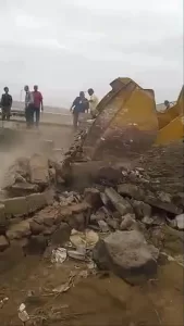 اخبار عدن – عوائق في خورمكسر تعيق إنشاءات غير منظمة لفتح طريق رئيسي في منطقة العريش