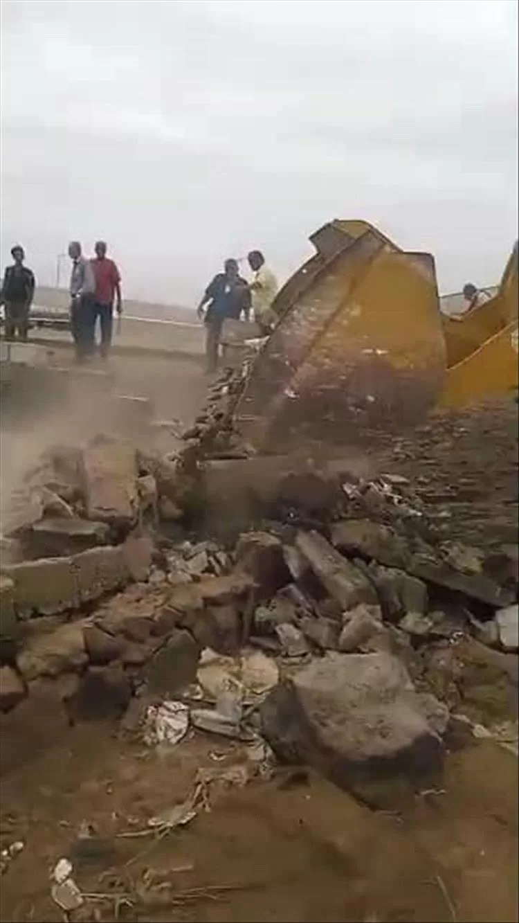 عوائق خورمكسر تزيل استحداثاث عشوائية لفتح طريق عام بمنطقة العريش