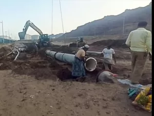 اخبار عدن – فرق الصيانة في مؤسسة مياه عدن تبدأ العمل على إصلاح كسر في خط الضخ القائدي الذي يغذي البريقة