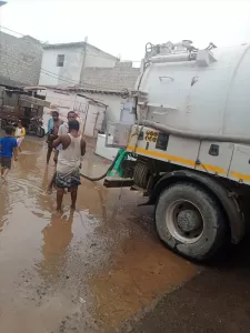 اخبار عدن – فرق المياه تواصل جهود سحب مياه الأمطار في البريقة بعدن