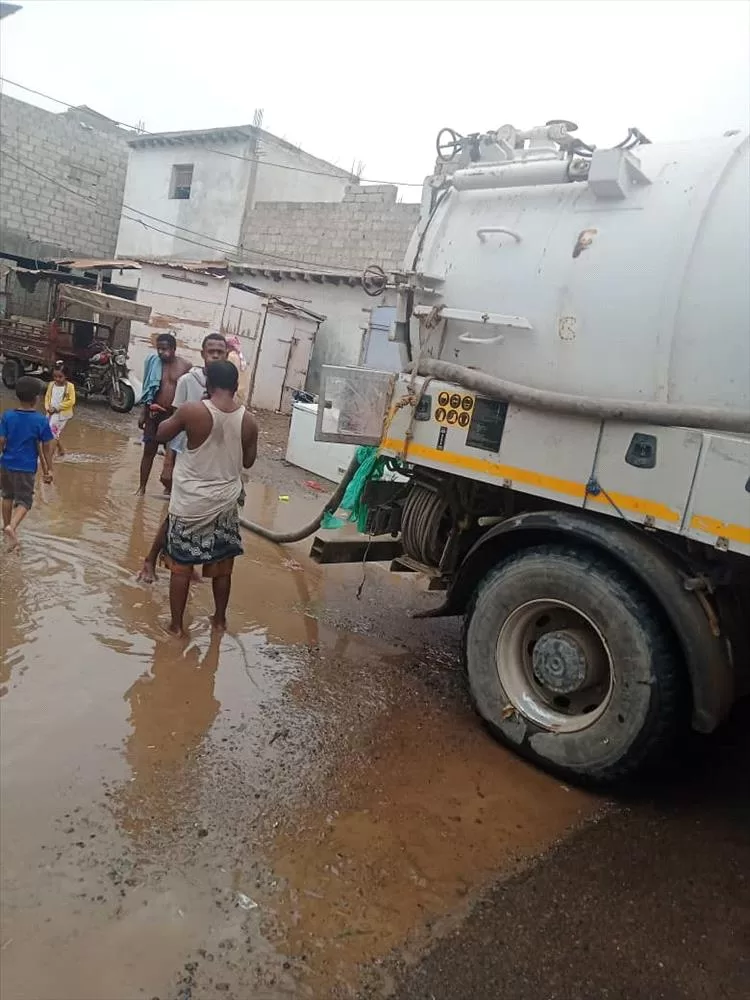 فرق مؤسسة المياه تواصل أعمال شفط مياه الأمطار في البريقة بعدن