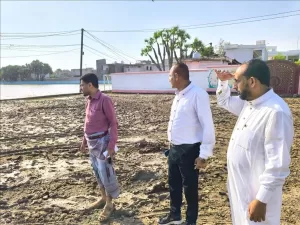 اخبار عدن – فريق من مجموعة القطيبي يزور الحسوة لتقييم أضرار السيول ويعرض خدماته في سحب المياه.