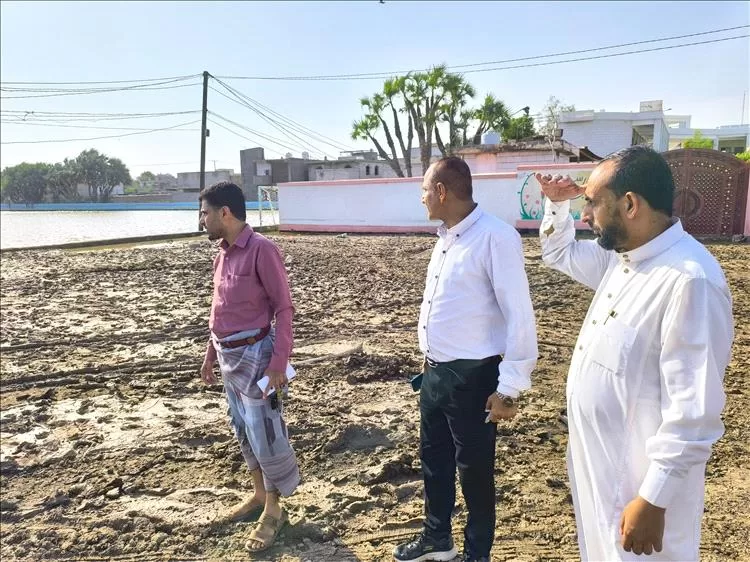 فريق من مجموعة القطيبي يطلع على أضرار السيول في الحسوة ويعلن استعداده لشفط المياه