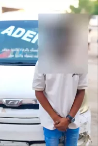 اخبار عدن – قوات الاستقرار في عدن تقبض على مشتبه به في سرقة بطاريات السيارات بساحل أبين