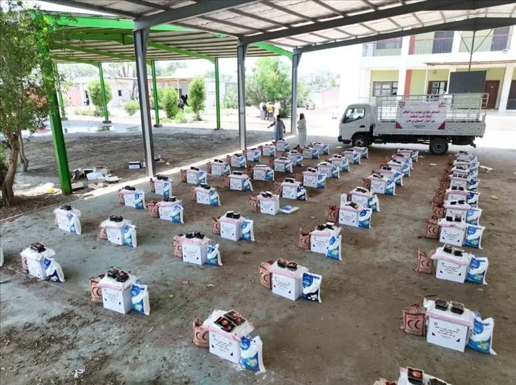 قوات درع الوطن توزع مساعدات غذائية عاجلة للأسر المتضررة من سيول الحسوة في عدن