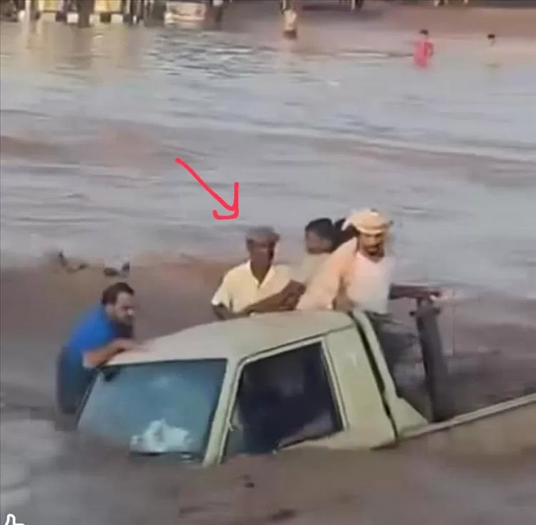 شرطة إنماء تنتشل جثة أحد ضحايا سيول الحسوة في عدن