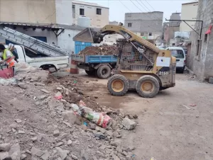 اخبار عدن – مؤسسة أولاد الصغير التنموية تواصل أعمالها في إزالة مخلفات الأمطار من حي الرصافي