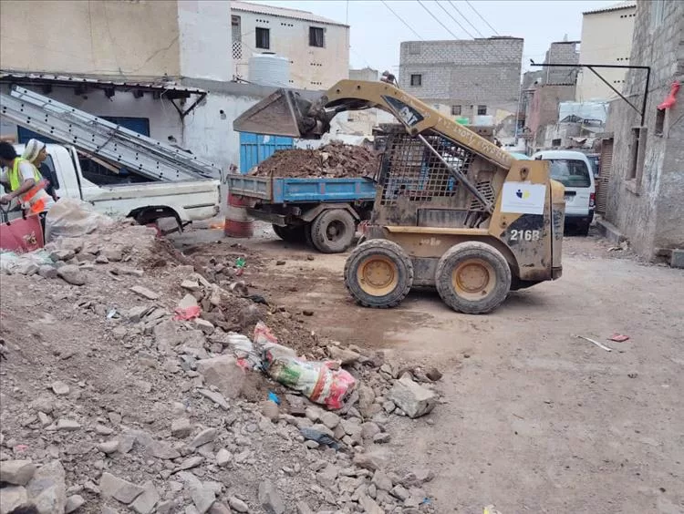 مؤسسة أولاد الصغير التنموية تواصل جهودها في رفع مخلفات الامطار بحي الرصافي