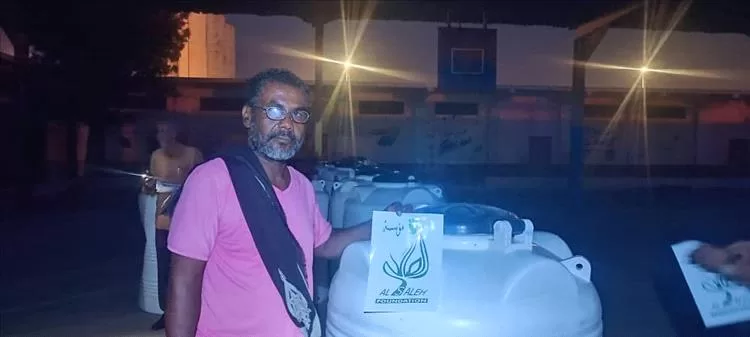 مؤسسة الصالح الخيرية توزيع  خمسين خزان مياة للمتضررين من متضررين مديريتي  كريتر و المعلا بعدن