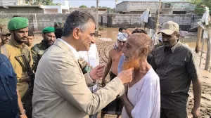 اخبار عدن – محافظ عدن يقوم بزيارة ضحايا سيول الحسوة ويشدد على ضرورة تقديم مساعدات فورية
