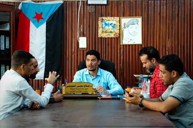 مدير عام البريقة ورئيس الانتقالي يشيدان بتدخلات مجموعة القطيبي التجارية في مواجهة آثار السيول