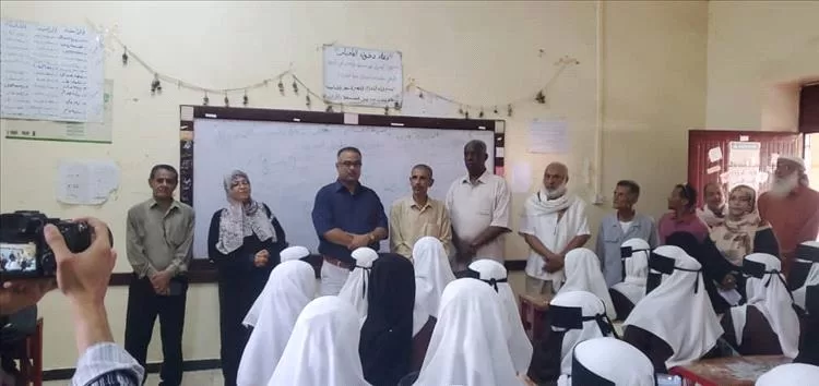 مدير عام التواهي يشيد بمستوى إقبال الطلبة في أول أيام العام الدراسي الجديد