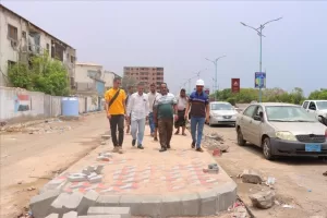 اخبار عدن – مدير عام خورمكسر يزور مشروع تجديد رصيف الكورنيش