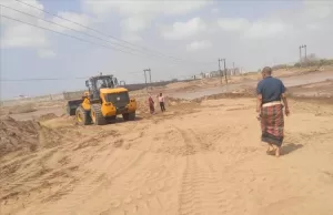 اخبار عدن – مدير مياه عدن يراقب جهود إصلاح الأنبوب القائدي المتضرر من الفيضانات