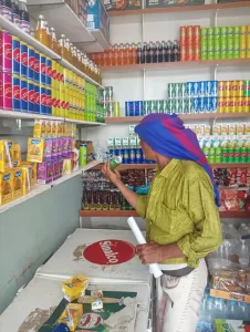 اخبار عدن – مكتب الصناعة في خور مكسر يكتشف سلعاً منتهية الصلاحية ويلاحظ مخالفات في أسعارها